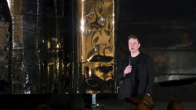 Dieses von SpaceX zur Verfügung gestellte Videostanbild zeigt Elon Musk bei der Präsentation eines Raumschiffs. Dieses von SpaceX zur Verfügung gestellte Videostanbild zeigt Elon Musk bei der Präsentation eines Raumschiffs.