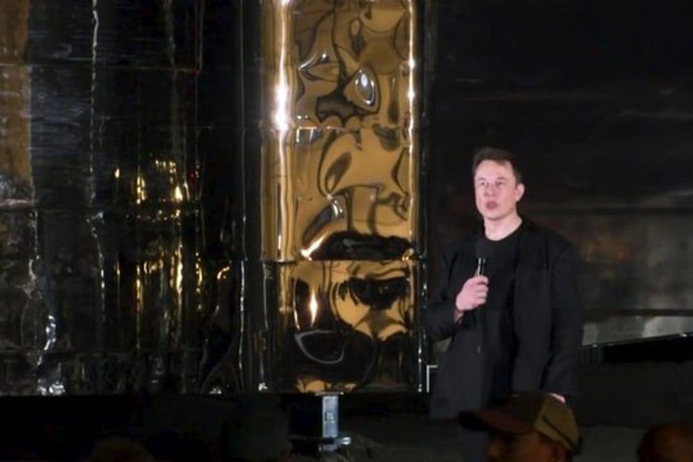 Dieses von SpaceX zur Verfügung gestellte Videostanbild zeigt Elon Musk bei der Präsentation eines Raumschiffs.