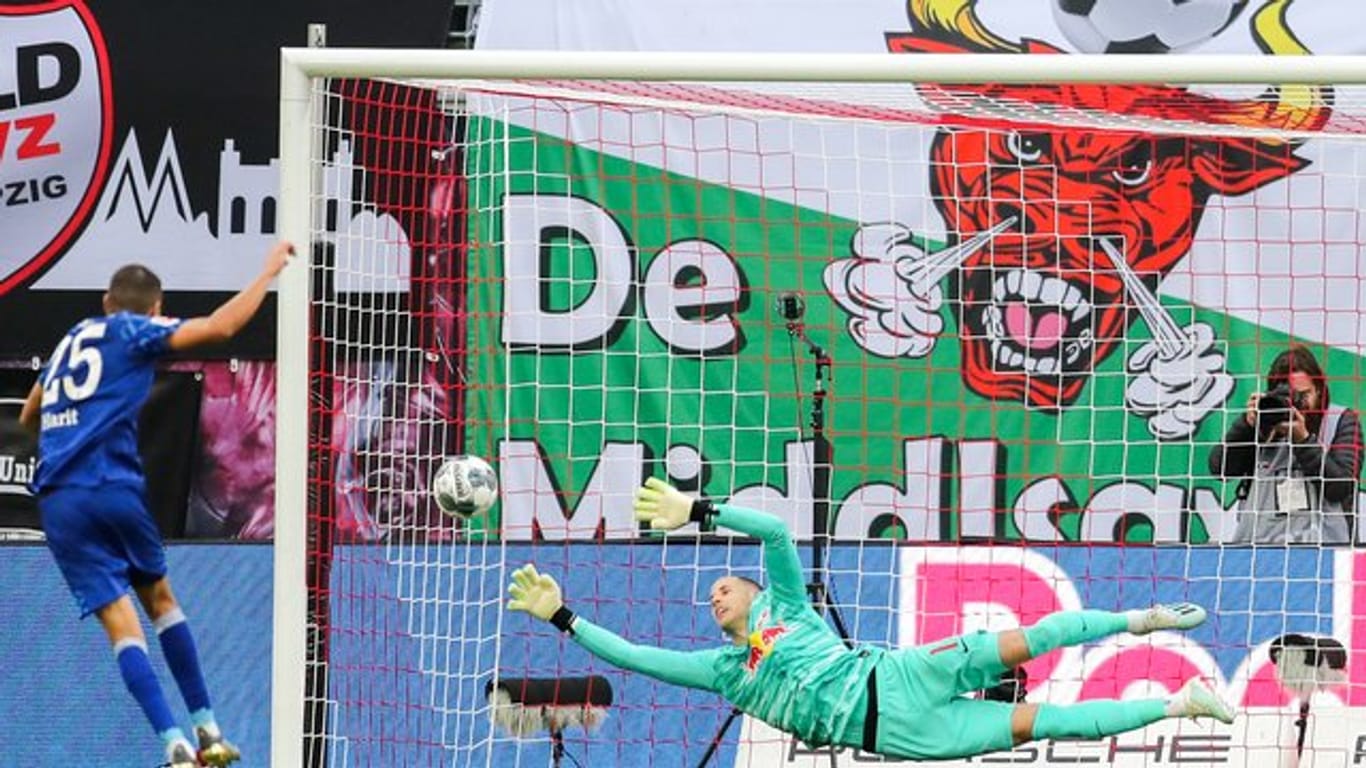 Leipzigs Torwart Peter Gulacsi kassierte gegen den FC Schalke gleich drei Treffer.