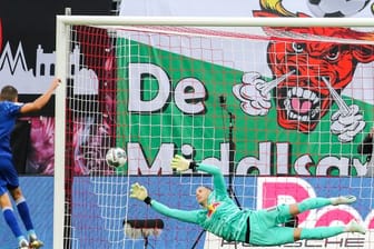 Leipzigs Torwart Peter Gulacsi kassierte gegen den FC Schalke gleich drei Treffer.