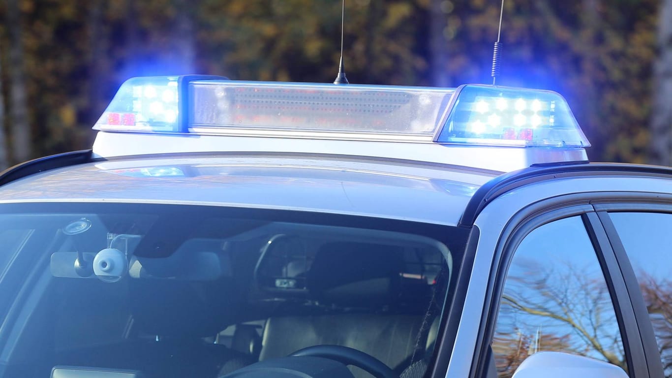 Einsatzfahrzeug der Polizei NRW: Beamte haben fünf Jugendliche fast 70 Kilometer von Köln nach Essen verfolgt. (Symbolbild)