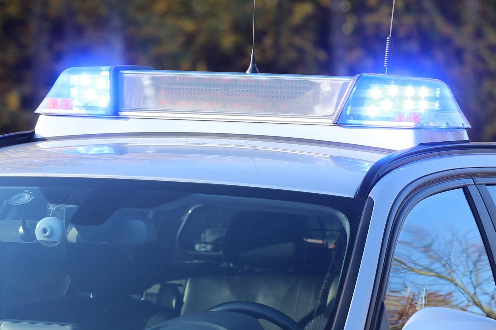 Einsatzfahrzeug der Polizei NRW: Beamte haben fünf Jugendliche fast 70 Kilometer von Köln nach Essen verfolgt. (Symbolbild)