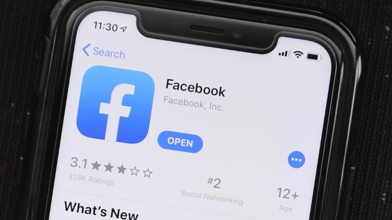 Facebook-App auf einem Handy: Das Unternehmen rechnet auch zur Präsidentschaftswahl 2020 mit Einflussnahme ausländischer Akteure. (Symbolbild)