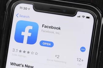 Facebook-App auf einem Handy: Das Unternehmen rechnet auch zur Präsidentschaftswahl 2020 mit Einflussnahme ausländischer Akteure. (Symbolbild)