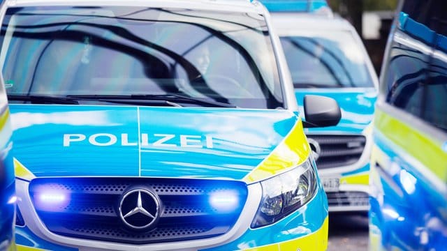 Polizeiauto mit Blaulicht.