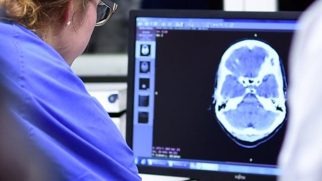 Eine Medizinstudentin sieht sich in einer Klinik bei einer Übung eine Computertomographie an. Eine Medizinstudentin sieht sich in einer Klinik bei einer Übung eine Computertomographie an.