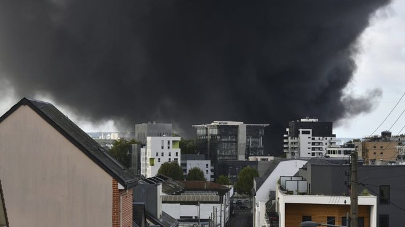 Nach dem Feuer in einer Chemiefabrik in der nordfranzösischen Stadt Rouen will die Regierung alle Fragen transparent beantworten.