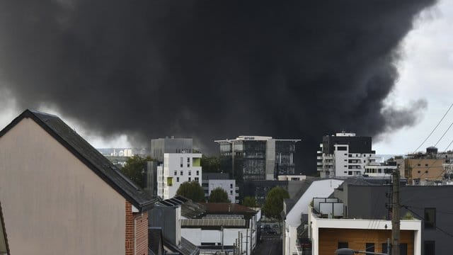 Nach dem Feuer in einer Chemiefabrik in der nordfranzösischen Stadt Rouen will die Regierung alle Fragen transparent beantworten. Nach dem Feuer in einer Chemiefabrik in der nordfranzösischen Stadt Rouen will die Regierung alle Fragen transparent beantworten.