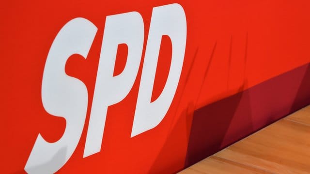 Ein SPD-Logo ist in der Parteizentrale an einer roten Wand zu sehen.