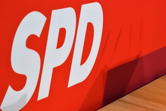 Ein SPD-Logo ist in der Parteizentrale an einer roten Wand zu sehen.