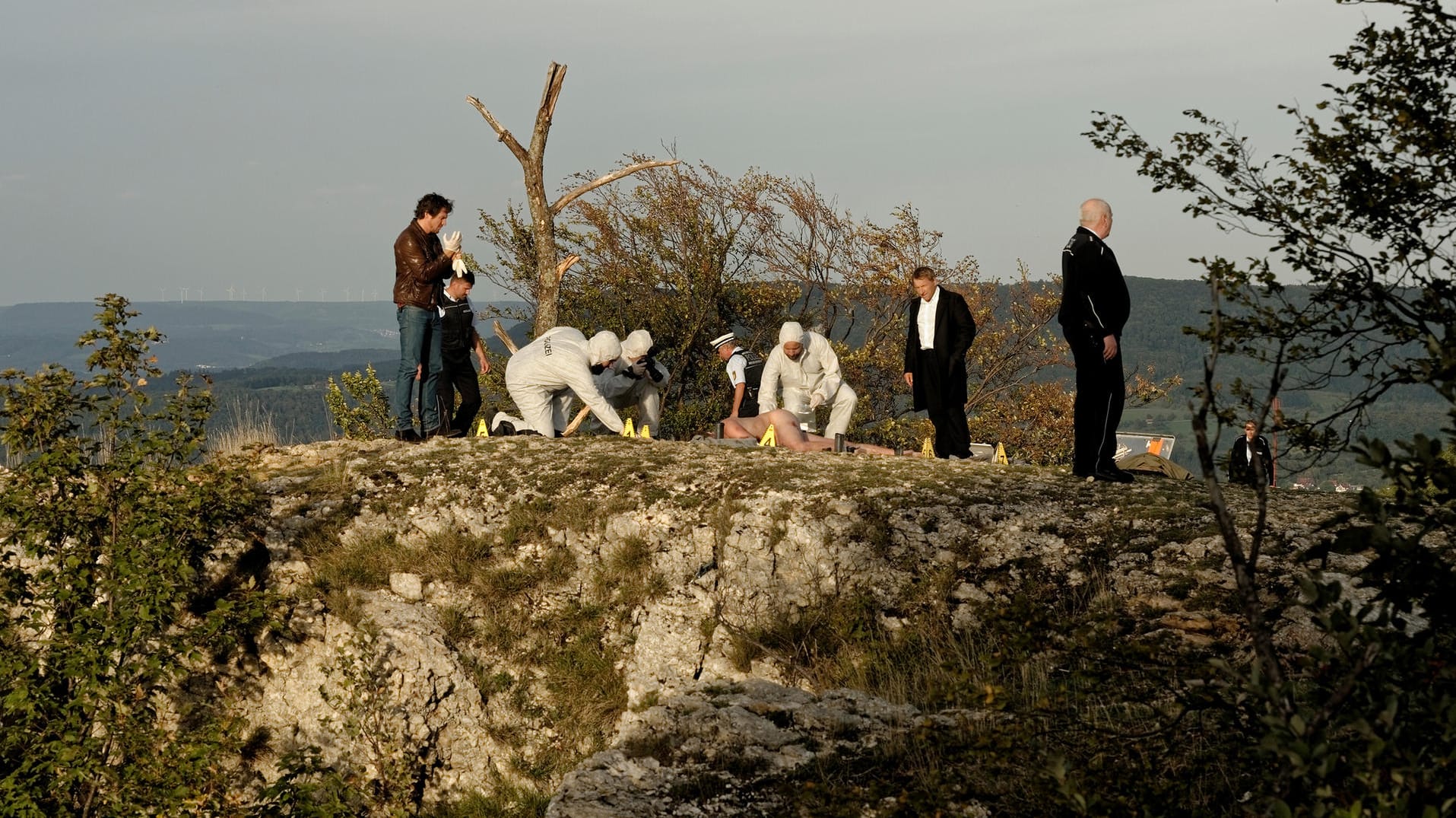 Auf einem Plateau vor den Toren Stuttgarts wurde die Leiche eines jungen Mannes gefunden. Spuren deuten auf einen Ritualmord hin.