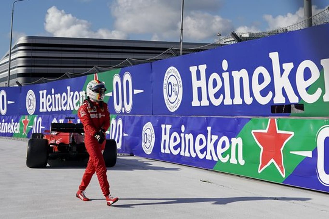 Sebastian Vettel musste seinen Ferrari abstellen.