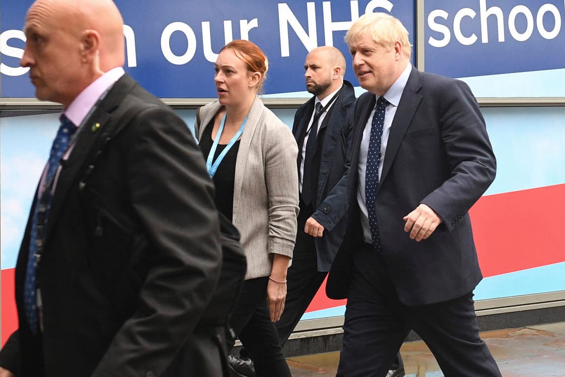 Premierminister Boris Johnson (r.) auf dem Weg zum Parteitag der Tories: "Ich bin sehr, sehr stolz auf alles, was wir getan haben, und sicherlich auch auf das, was ich als Bürgermeister von London gemacht habe."