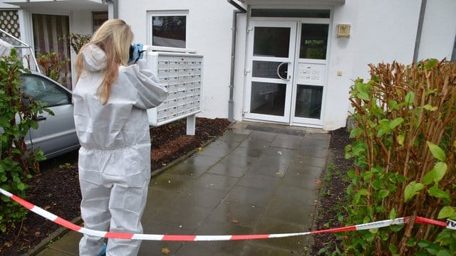 Tatortermittlerin der Spurensicherung in Stade: Der zweite mutmaßliche Täter wurde später am Bahnhof festgenommen.