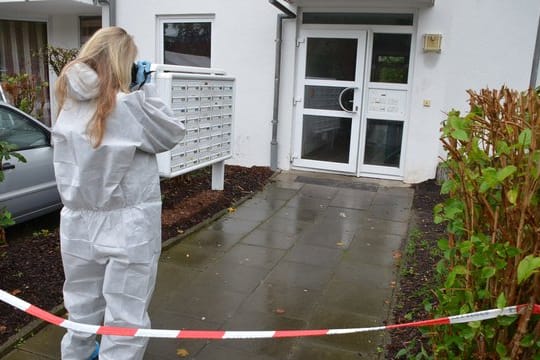 Tatortermittlerin der Spurensicherung in Stade: Der zweite mutmaßliche Täter wurde später am Bahnhof festgenommen.