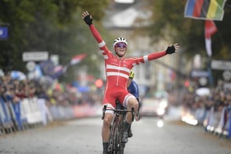 Der Däne Mads Pedersen jubelt über seinen Sieg beim Straßenrennen.