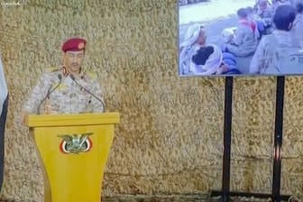 Huthi-Militärsprecher Jahia Sari am Sonntag bei einer Ansprache im TV-Sender Al-Masirah: Die Rebellen wollen mehr als 500 gegnerische Kämpfer getötet haben.