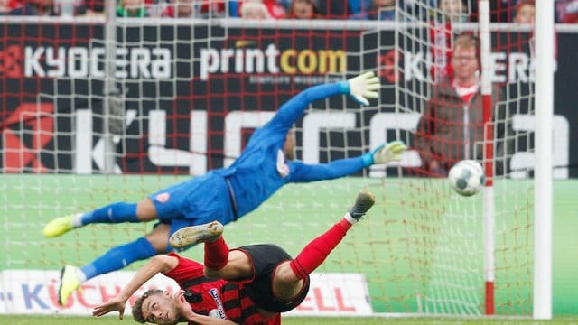 Der Freiburger Gian Luca Waldschmidt (unten) hat gegen Düsseldorfs Torwart Zackary Steffen das Tor zum 2:1-Sieg erzielt. Der Freiburger Gian Luca Waldschmidt (unten) hat gegen Düsseldorfs Torwart Zackary Steffen das Tor zum 2:1-Sieg erzielt.