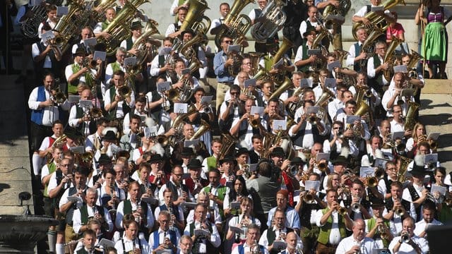 Platzkonzert der Wiesenwirte auf dem Oktoberfest.