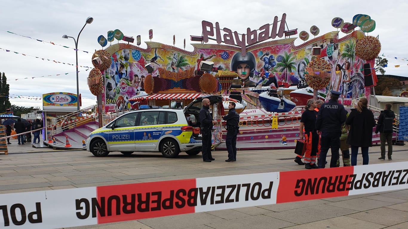 Polizeieinsatz auf dem "Potsdamer Oktoberfest": Eine 29-Jährige ist am späten Sonntagnachmittag tödlich verunglückt.