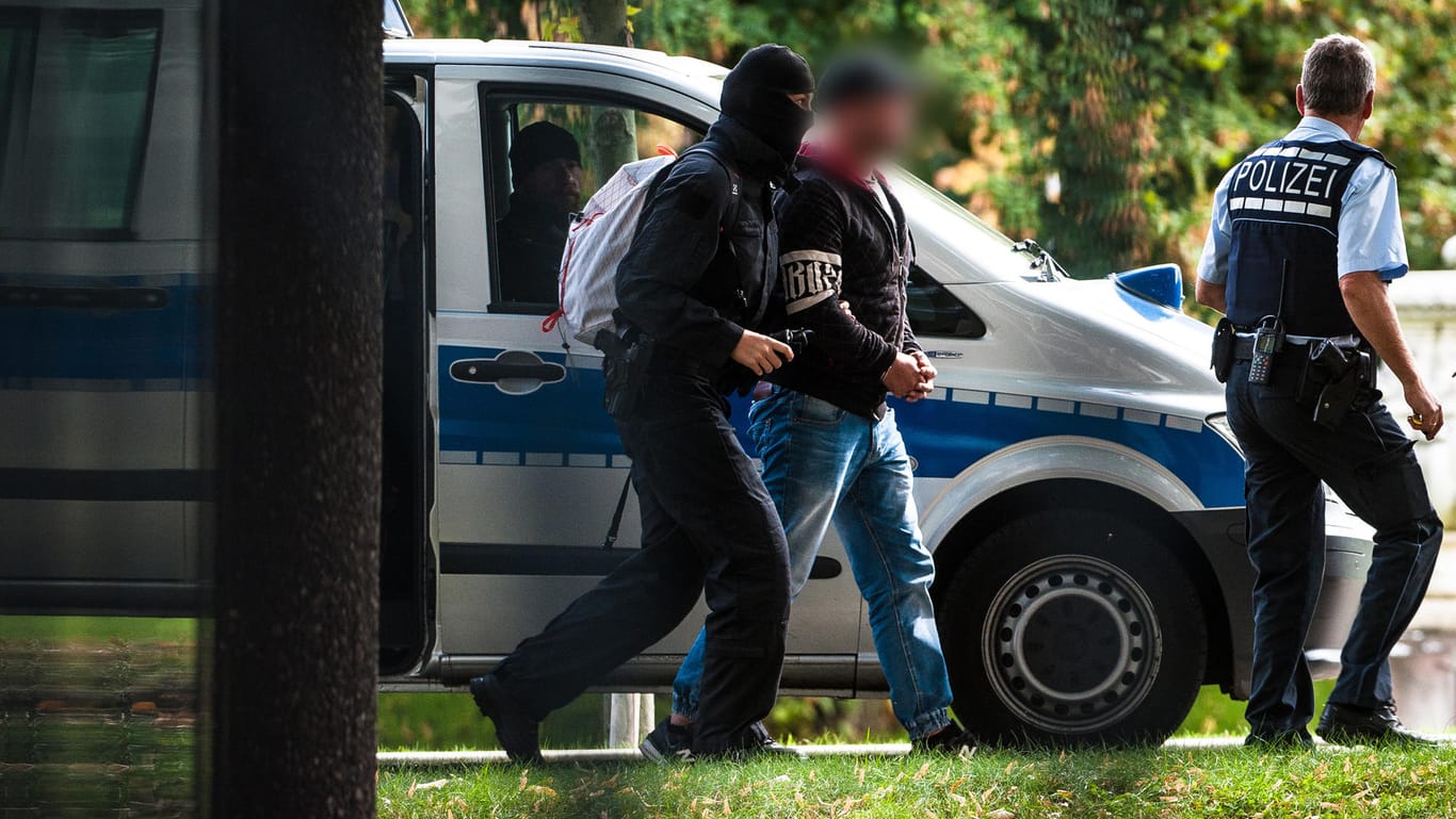 Einer der mutmaßlichen Rechtsterroristen der Gruppe "Revolution Chemnitz" Anfang Oktober 2018 auf dem Weg zum Bundesgerichtshof: Am Montag beginnt in Chemnitz der Prozess.