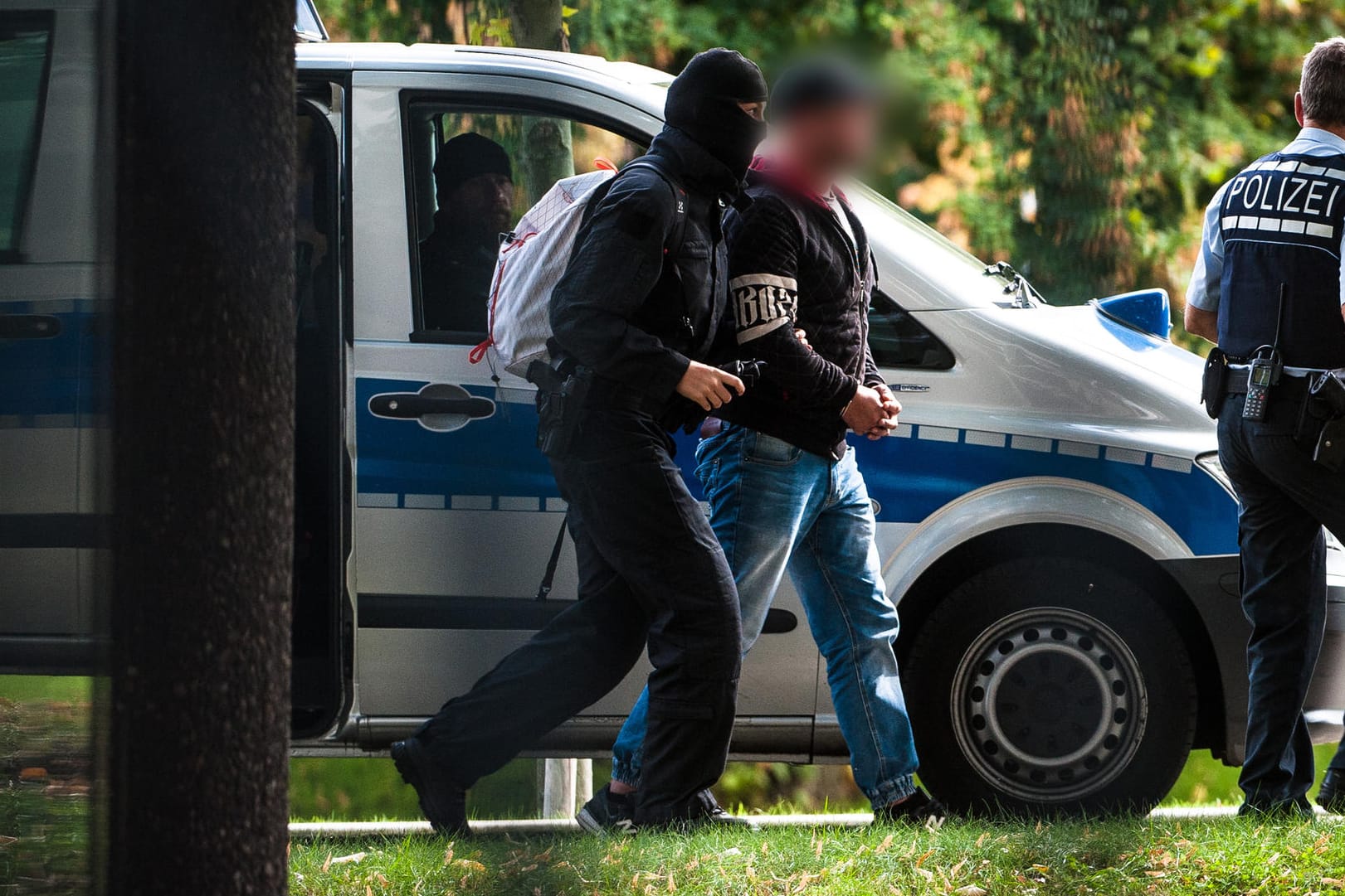 Einer der mutmaßlichen Rechtsterroristen der Gruppe "Revolution Chemnitz" Anfang Oktober 2018 auf dem Weg zum Bundesgerichtshof: Am Montag beginnt in Chemnitz der Prozess.