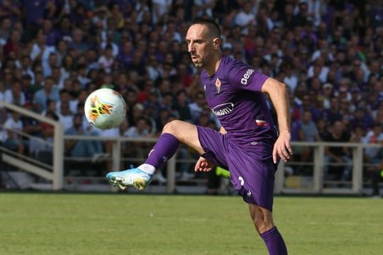 Franck Ribéry erzielt für AC Florenz beim AC Mailand das Tor zum 3:0.