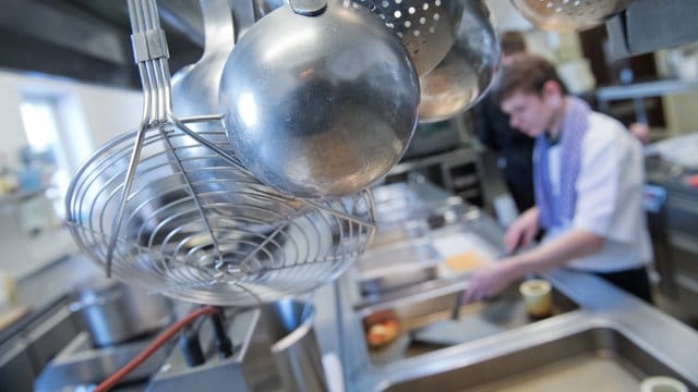 Zwischen Töpfen, Pfannen und Schöpfkellen geht es auch mal hektisch zu: Angehende Köche sollten daher gut mit Stresssituationen umgehen können.