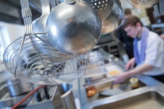 Zwischen Töpfen, Pfannen und Schöpfkellen geht es auch mal hektisch zu: Angehende Köche sollten daher gut mit Stresssituationen umgehen können.