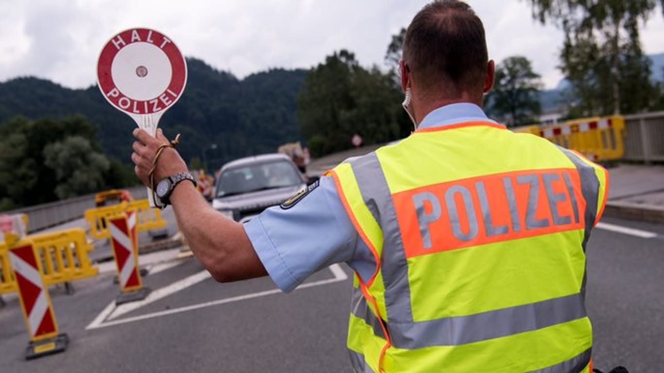 Polizisten kontrollieren an einer mobilen Kontrollstelle kurz hinter der Grenze Fahrzeuge, die aus Österreich nach Deutschland kommen.