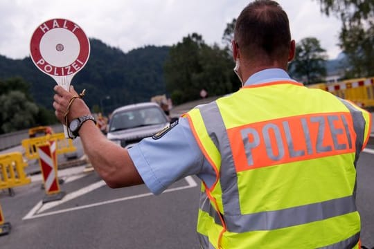 Polizisten kontrollieren an einer mobilen Kontrollstelle kurz hinter der Grenze Fahrzeuge, die aus Österreich nach Deutschland kommen.