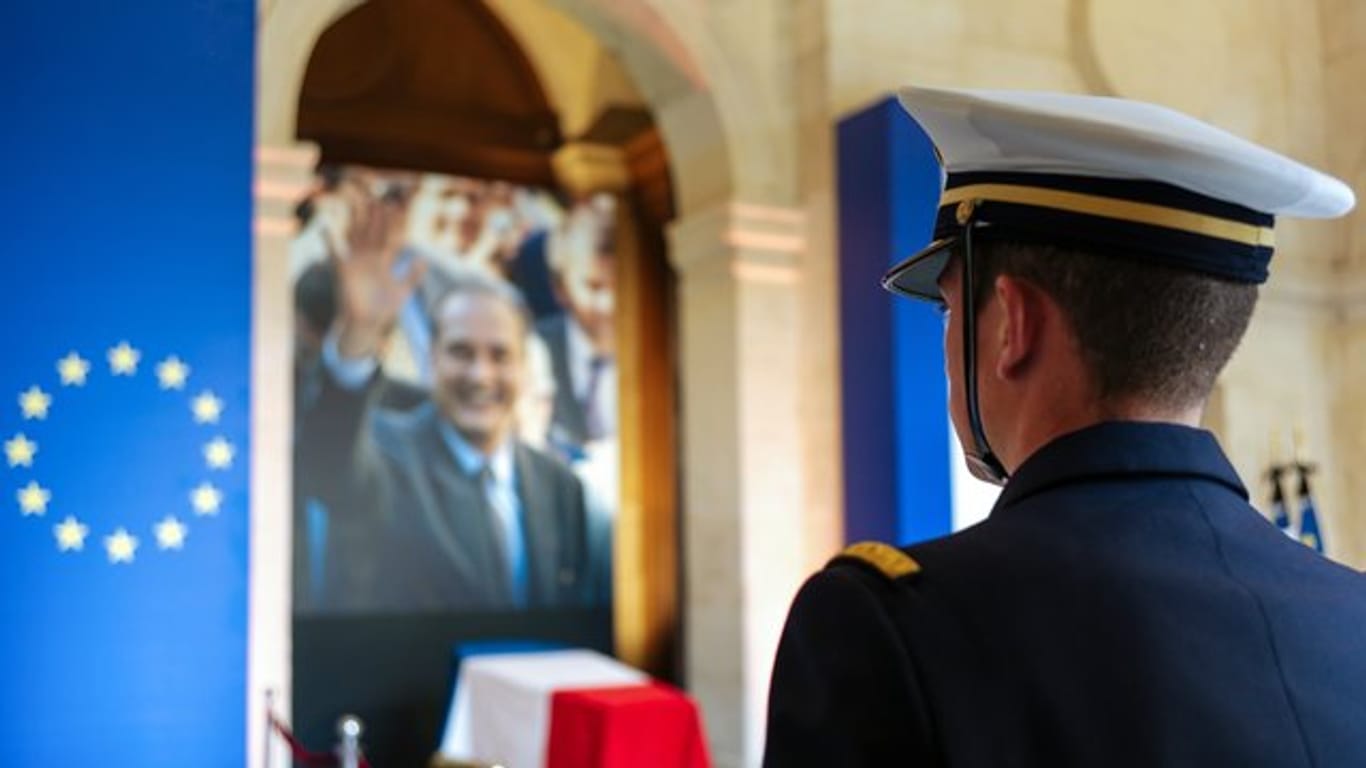 Ein Offizier vor dem aufgebahrten Sarg des verstorbenen französischen Präsidenten Chirac im Pariser Invalidendom.