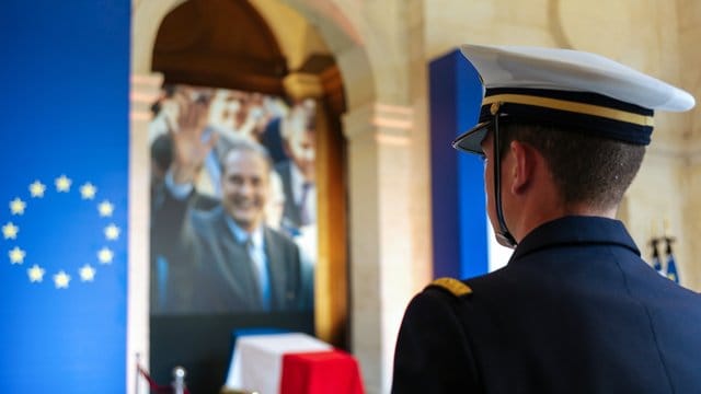 Ein Offizier vor dem aufgebahrten Sarg des verstorbenen französischen Präsidenten Chirac im Pariser Invalidendom. Ein Offizier vor dem aufgebahrten Sarg des verstorbenen französischen Präsidenten Chirac im Pariser Invalidendom.
