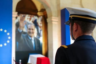 Ein Offizier vor dem aufgebahrten Sarg des verstorbenen französischen Präsidenten Chirac im Pariser Invalidendom.