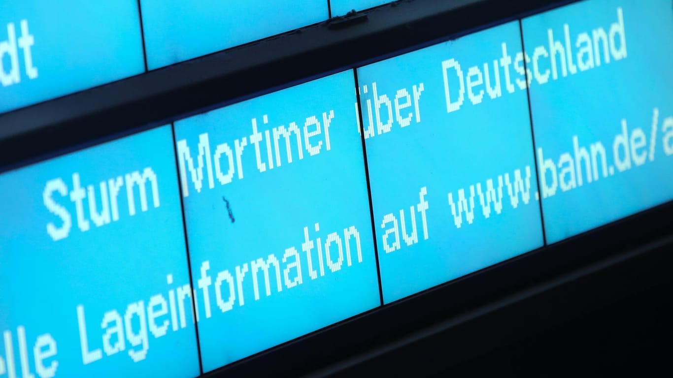 Anzeigetafel am Hauptbahnhof Hamburg: Sturmtief "Mortimer" hat massive Behinderungen im Bahnverkehr ausgelöst.