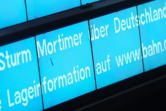 Anzeigetafel am Hauptbahnhof Hamburg: Sturmtief "Mortimer" hat massive Behinderungen im Bahnverkehr ausgelöst.
