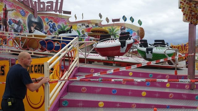 Der Zugang zu dem Fahrgeschäft "Playball" wird ist mit einem Absperrband der Polizei gesperrt. Der Zugang zu dem Fahrgeschäft "Playball" wird ist mit einem Absperrband der Polizei gesperrt.