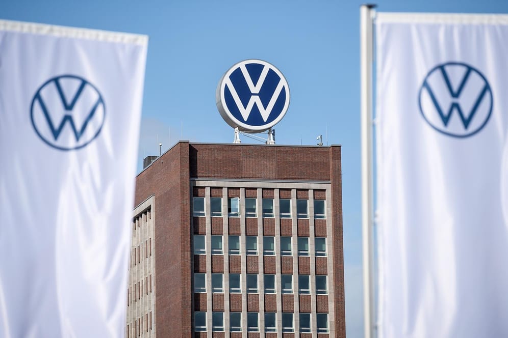 VW-Logo auf dem Verwaltungshochhaus von Volkswagen: Der Volkswagen-Konzern hat einem Medienbericht zufolge offenbar in größerem Stil auch an den Automatikgetrieben seiner Fahrzeuge manipuliert.