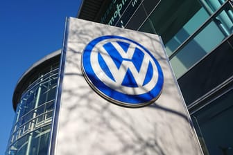 Das Volkswagen-Logo: Im September 2015 hatte der Hersteller Manipulationen an den Abgaswerten von Dieselautos zugegeben.