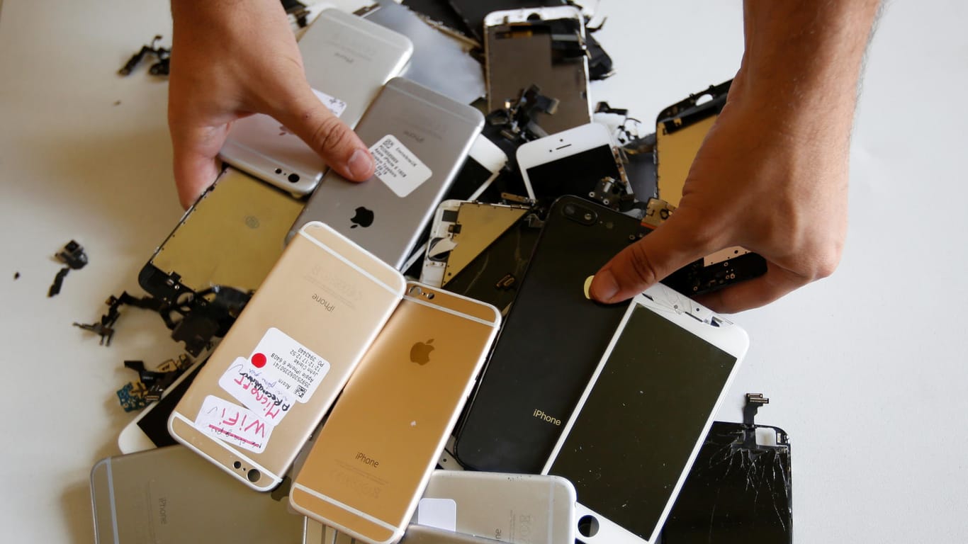 Ein Mitarbeiter sortiert kaputte iPhones zu Recycling-Zwecken: Ein Hacker hat ein Programm entwickelt, mit dem sich jedes Apple-Gerät hacken lässt, das älter als zwei Jahre ist.