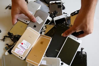 Ein Mitarbeiter sortiert kaputte iPhones zu Recycling-Zwecken: Ein Hacker hat ein Programm entwickelt, mit dem sich jedes Apple-Gerät hacken lässt, das älter als zwei Jahre ist.