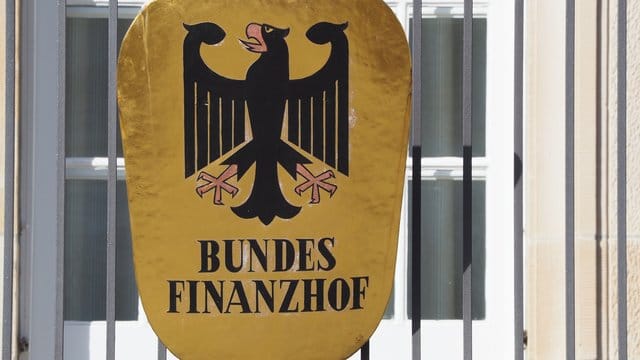 Ist vereinbart, dass der Arbeitnehmer kein Recht auf Steuererstattungen hat, muss er sich Steuerberatungskosten des Arbeitgebers nicht als Lohn zurechnen lassen. Ist vereinbart, dass der Arbeitnehmer kein Recht auf Steuererstattungen hat, muss er sich Steuerberatungskosten des Arbeitgebers nicht als Lohn zurechnen lassen.