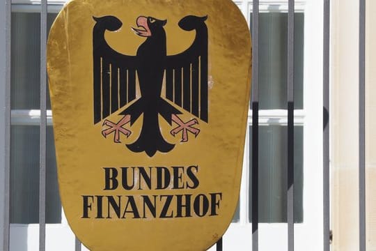 Ist vereinbart, dass der Arbeitnehmer kein Recht auf Steuererstattungen hat, muss er sich Steuerberatungskosten des Arbeitgebers nicht als Lohn zurechnen lassen. Ist vereinbart, dass der Arbeitnehmer kein Recht auf Steuererstattungen hat, muss er sich Steuerberatungskosten des Arbeitgebers nicht als Lohn zurechnen lassen.
