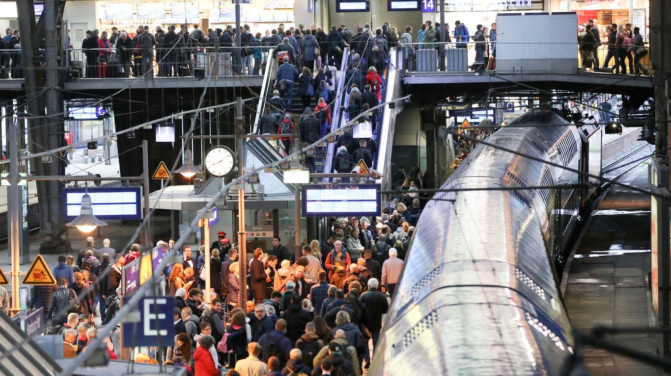 Reisende stauen sich auf dem Hauptbahnhof Hamburg: Die Deutsche Bahn aht Teile des Fernverkehrs im Norden eingestellt.