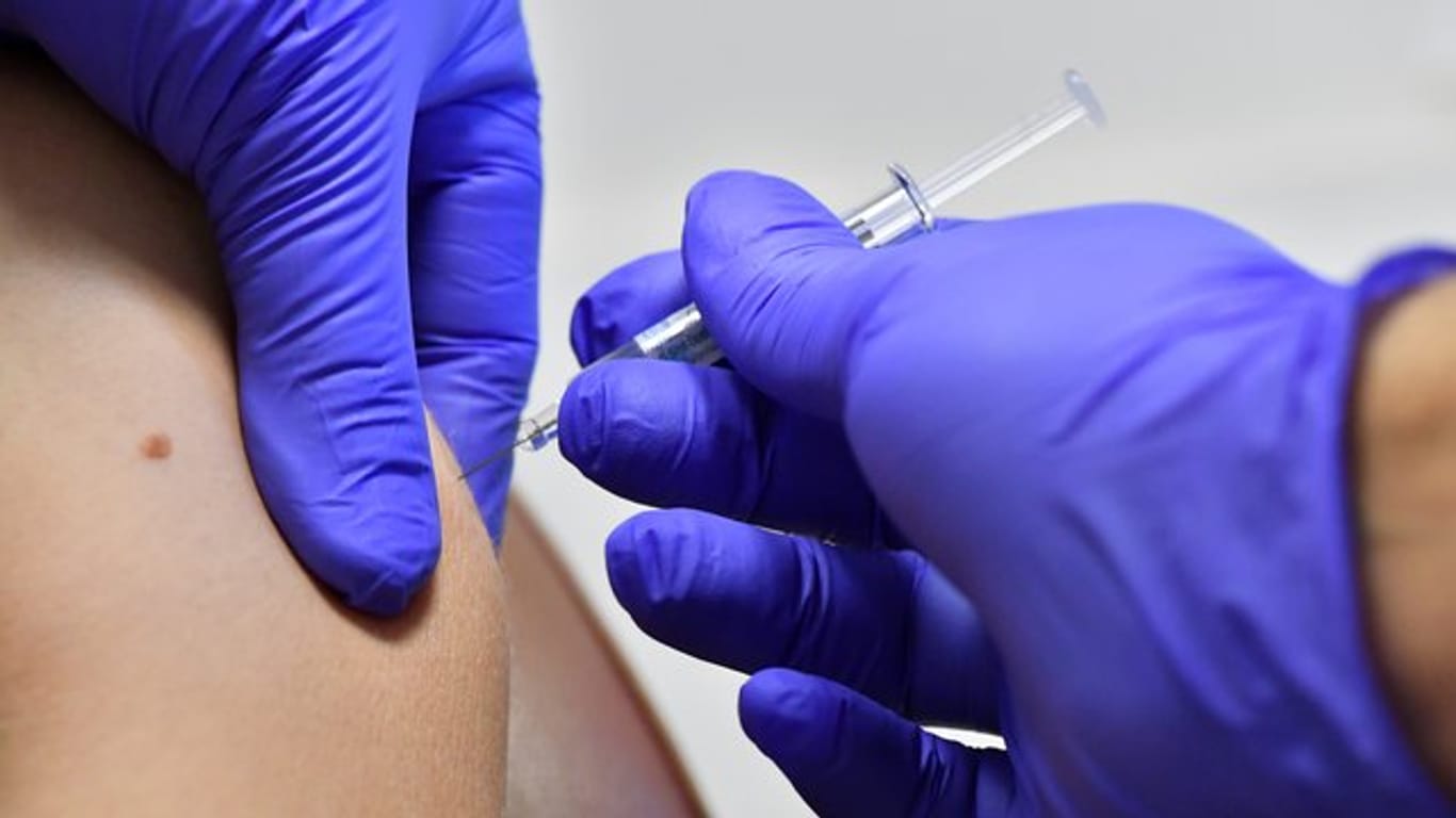 Eine Patientin lässt sich in einer Polyklinik gegen Grippe impfen.