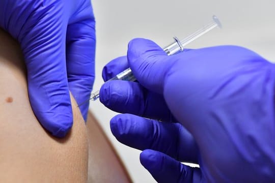 Eine Patientin lässt sich in einer Polyklinik gegen Grippe impfen.