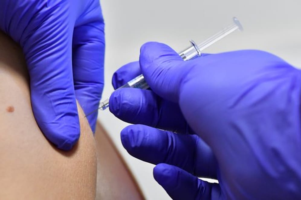 Eine Patientin lässt sich in einer Polyklinik gegen Grippe impfen.