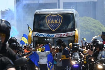 Der Mannschaftsbus der Boca Juniors wurde im vergangenen Jahr mit Steinen beworfen.