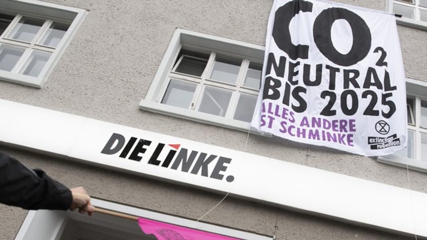 Berlin am Montag: Aktivisten der Umweltschutzorganisation "Extinction Rebellion" protestieren in der Bundeszentrale der Partei "Die Linke".