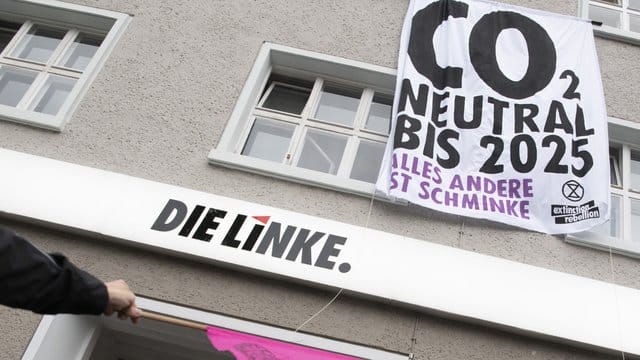 Berlin am Montag: Aktivisten der Umweltschutzorganisation "Extinction Rebellion" protestieren in der Bundeszentrale der Partei "Die Linke".